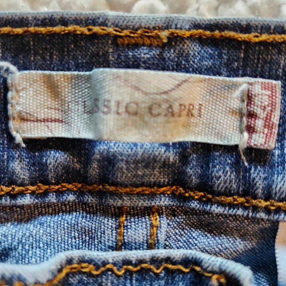 Levis Capris - Picture 3 of 5